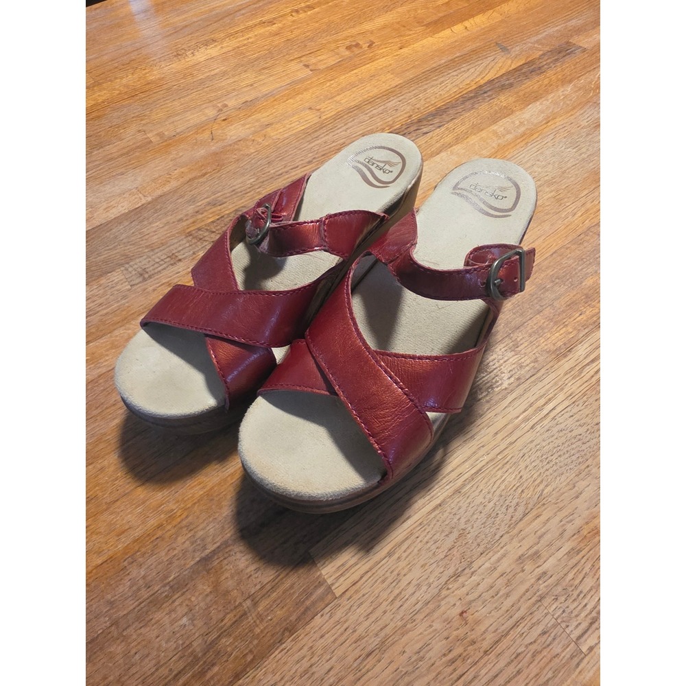 Dansko Red Metallic Leather Crisscross Buckle Platform Slide Sandals Womens sz 8